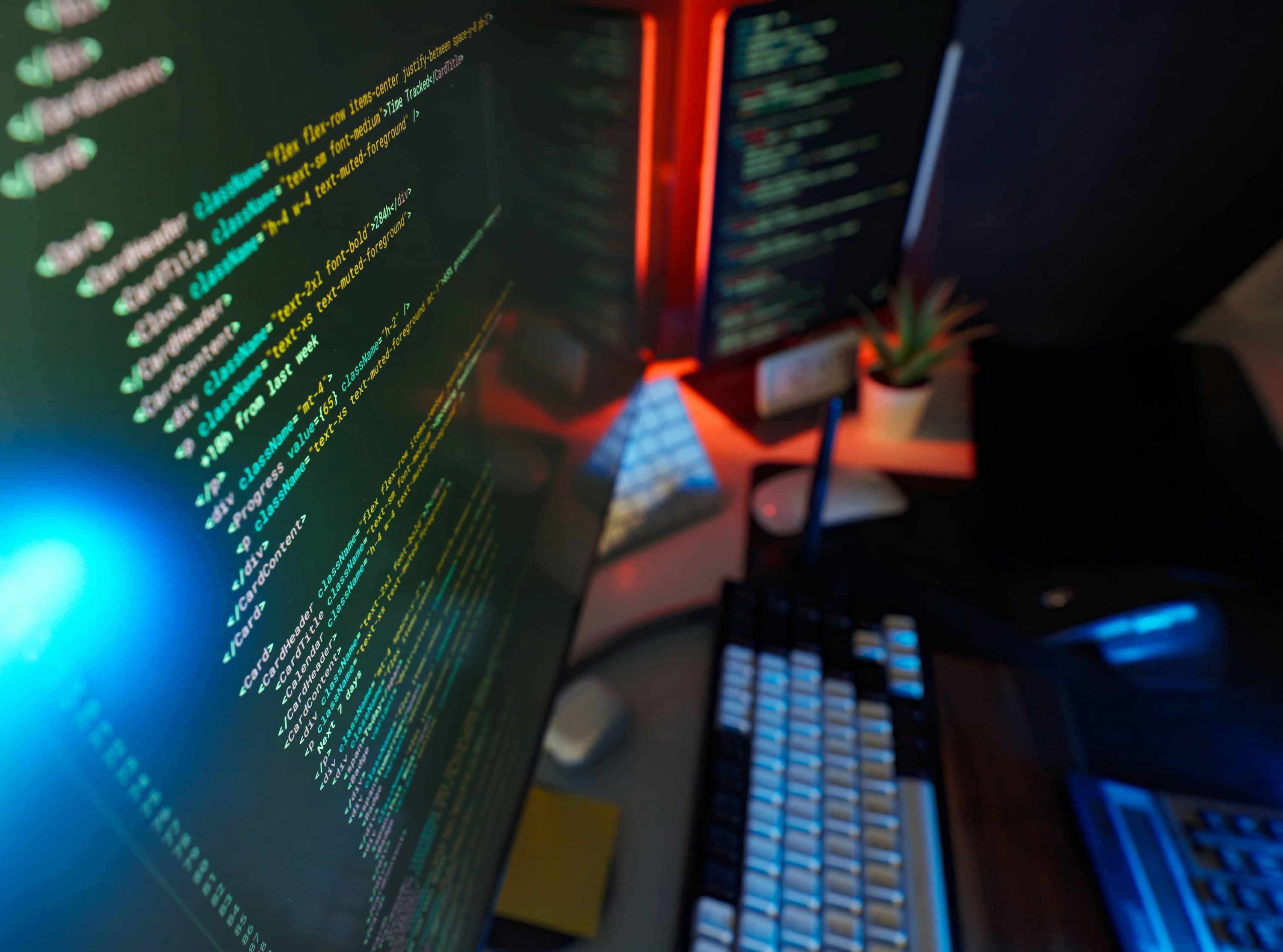 Setup com multiplos monitores representando construcao e orquestracao de agentes