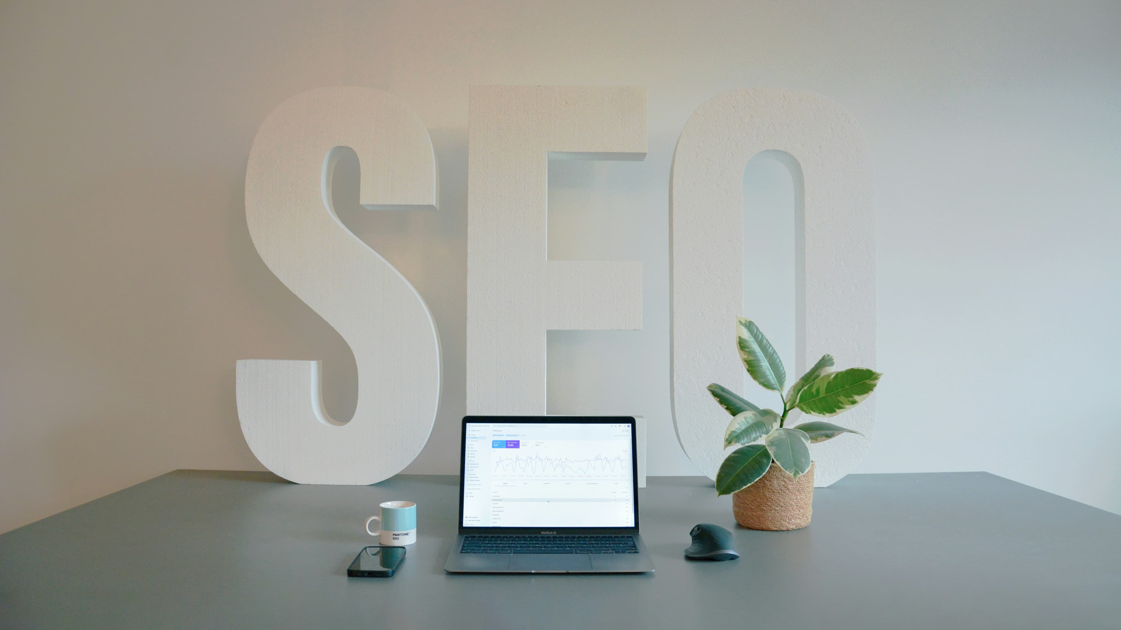 Workspace de SEO com tela de analise e contexto editorial limpo