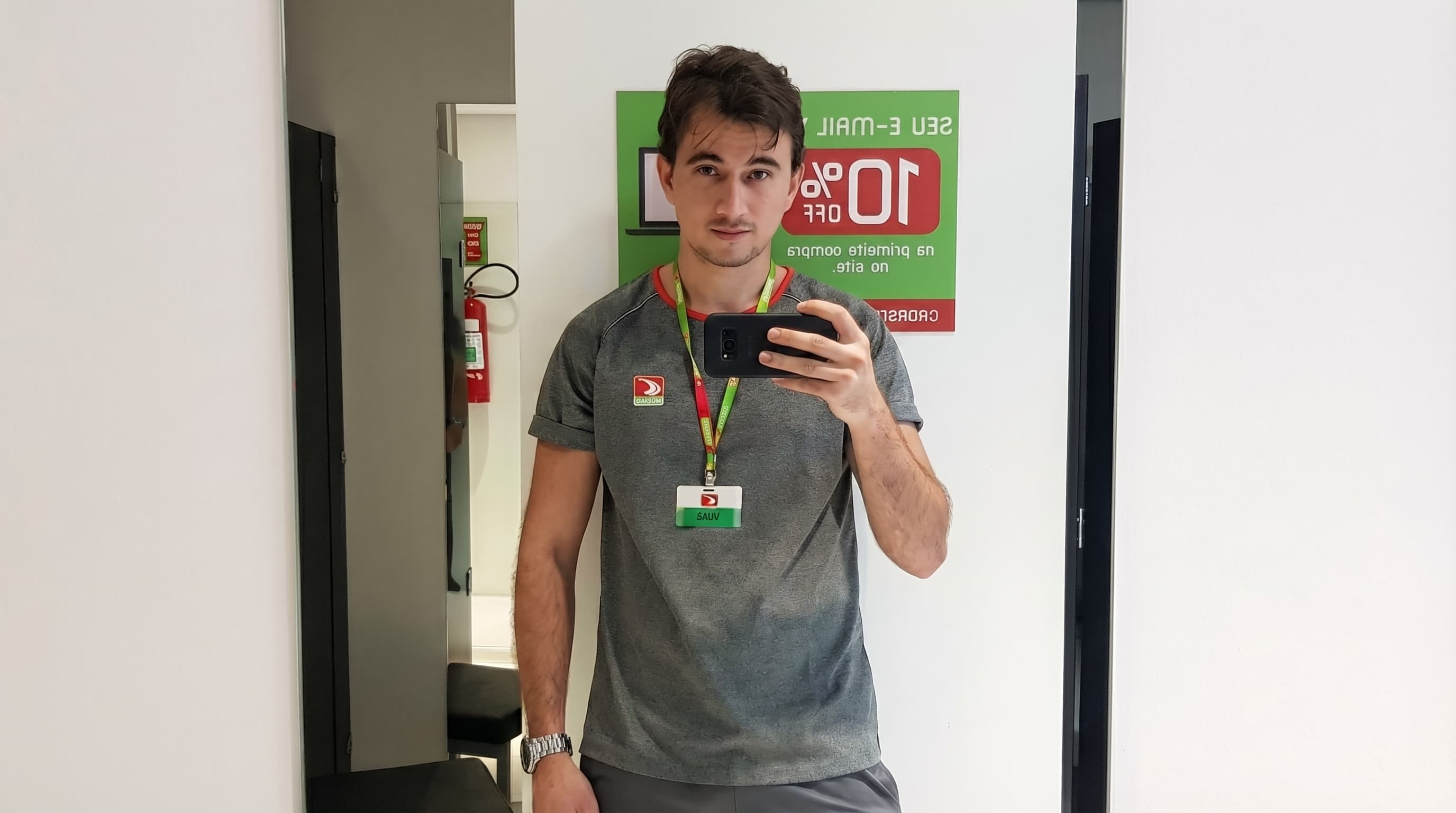 Yuri no início da carreira na Centauro, uniforme e crachá