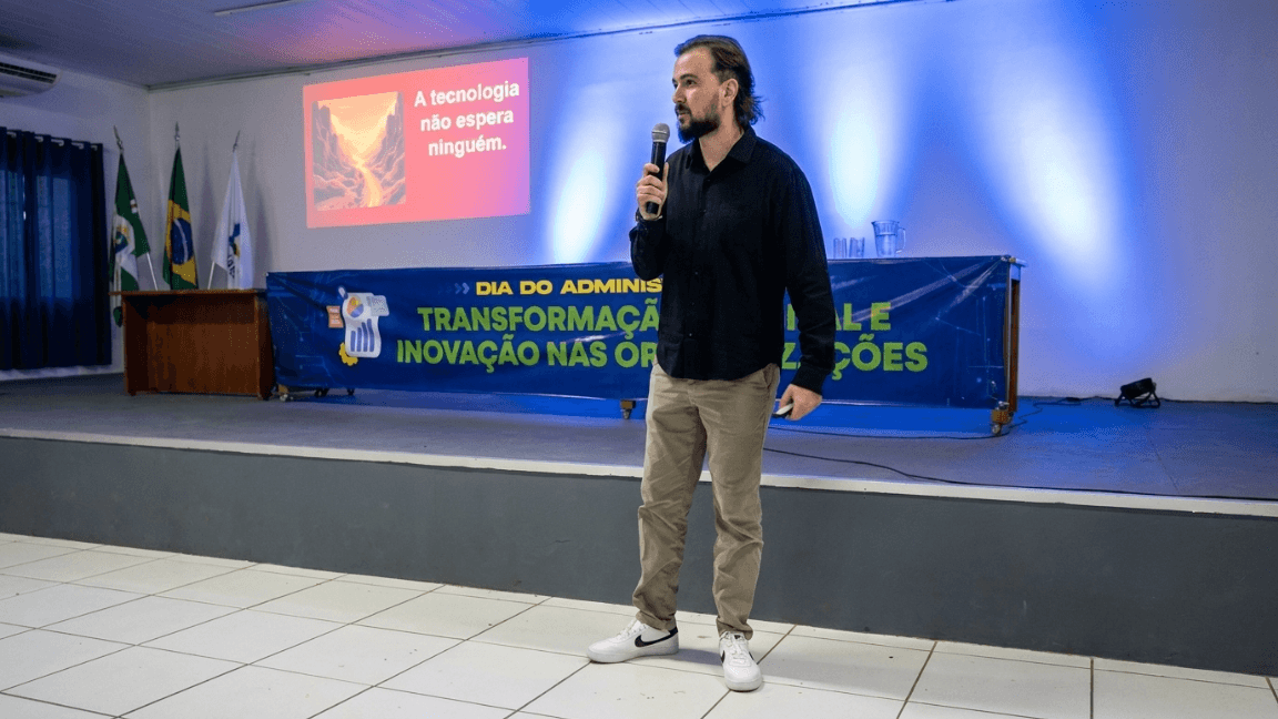 Yuri palestrando sobre Transformação Digital na FACAPE